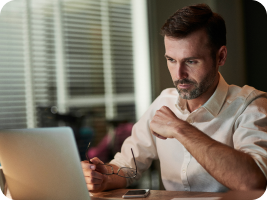 Une candidate consulte les informations de recrutement.