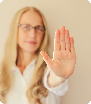Une femme tend la main pour dire stop