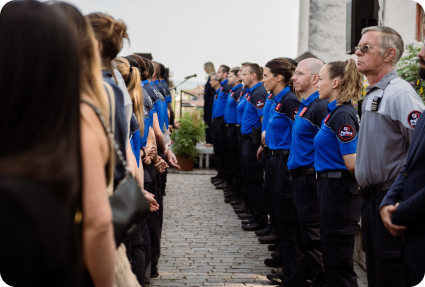 Des membres de la Police Nyon Région alignés face à la population