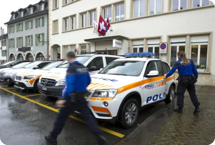 Véhicules de la Police Nyon Région devant le poste
