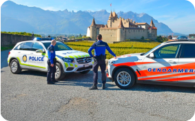 Véhicules de police devant le château de Chillon