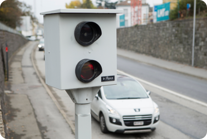 Radar contrôlant la vitesse des véhicules sur une route