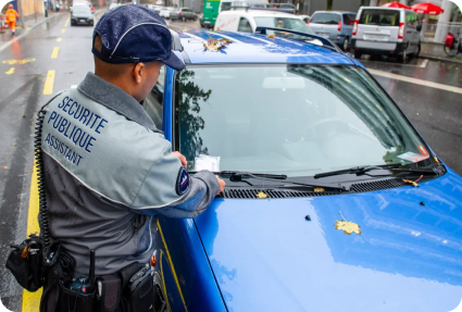 Assistant de sécurité publique dressant une contravention