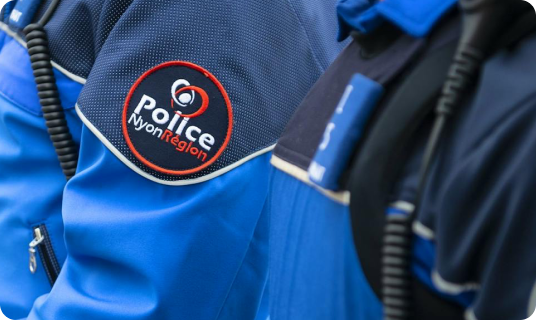 Écusson de la Police Nyon Région sur un uniforme.