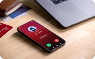 Téléphone affichant un appel entrant à côté d’un ordinateur