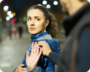 Une femme victime de harcèlement dans la rue