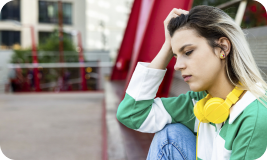 Jeune femme assise, l’air préoccupé
