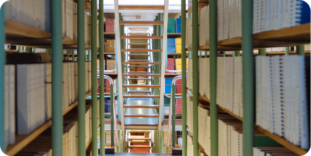 Rayonnages d’une bibliothèque